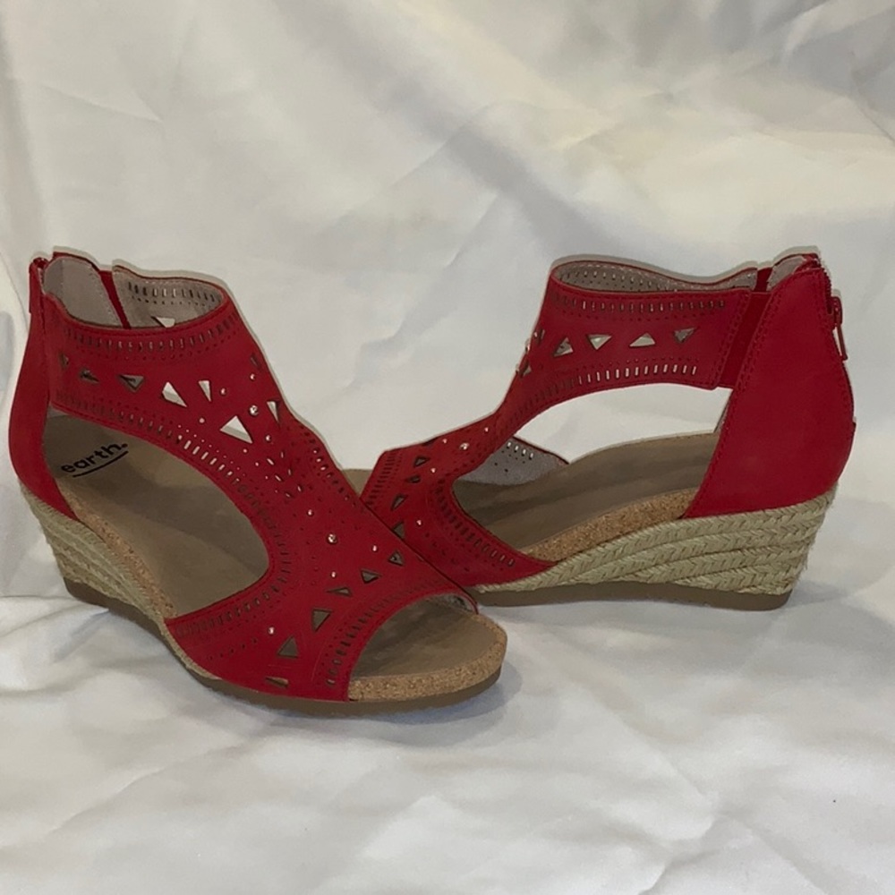 Earth Shoes. BRAND NEW size 9.  RED